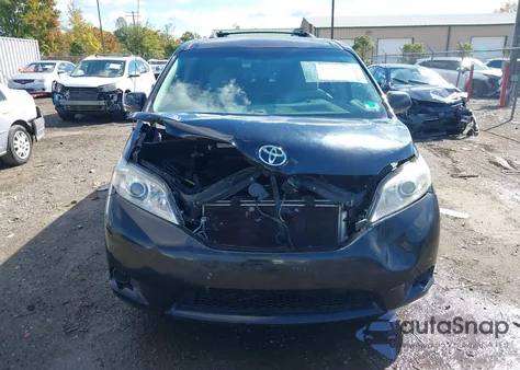 2011 Toyota Sienna Le V6 z USA, uszkodzony, nr VIN 5TDKK3DC2BS033400
